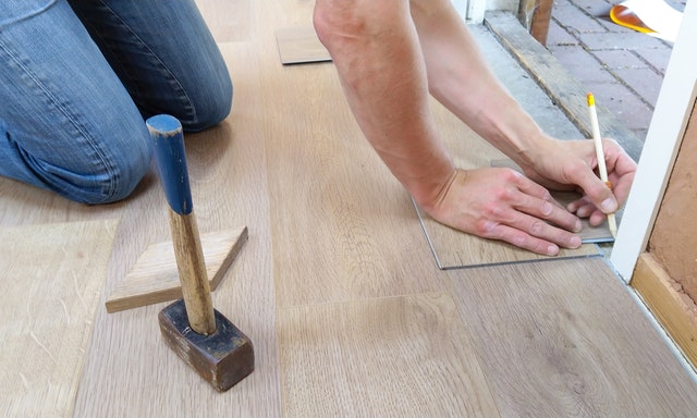 How to find a good deal on a floor installer